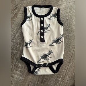 🦘 Kate Quinn Kangaroo Sleeveless Bodysuit – Size 6/12 Months 🦘